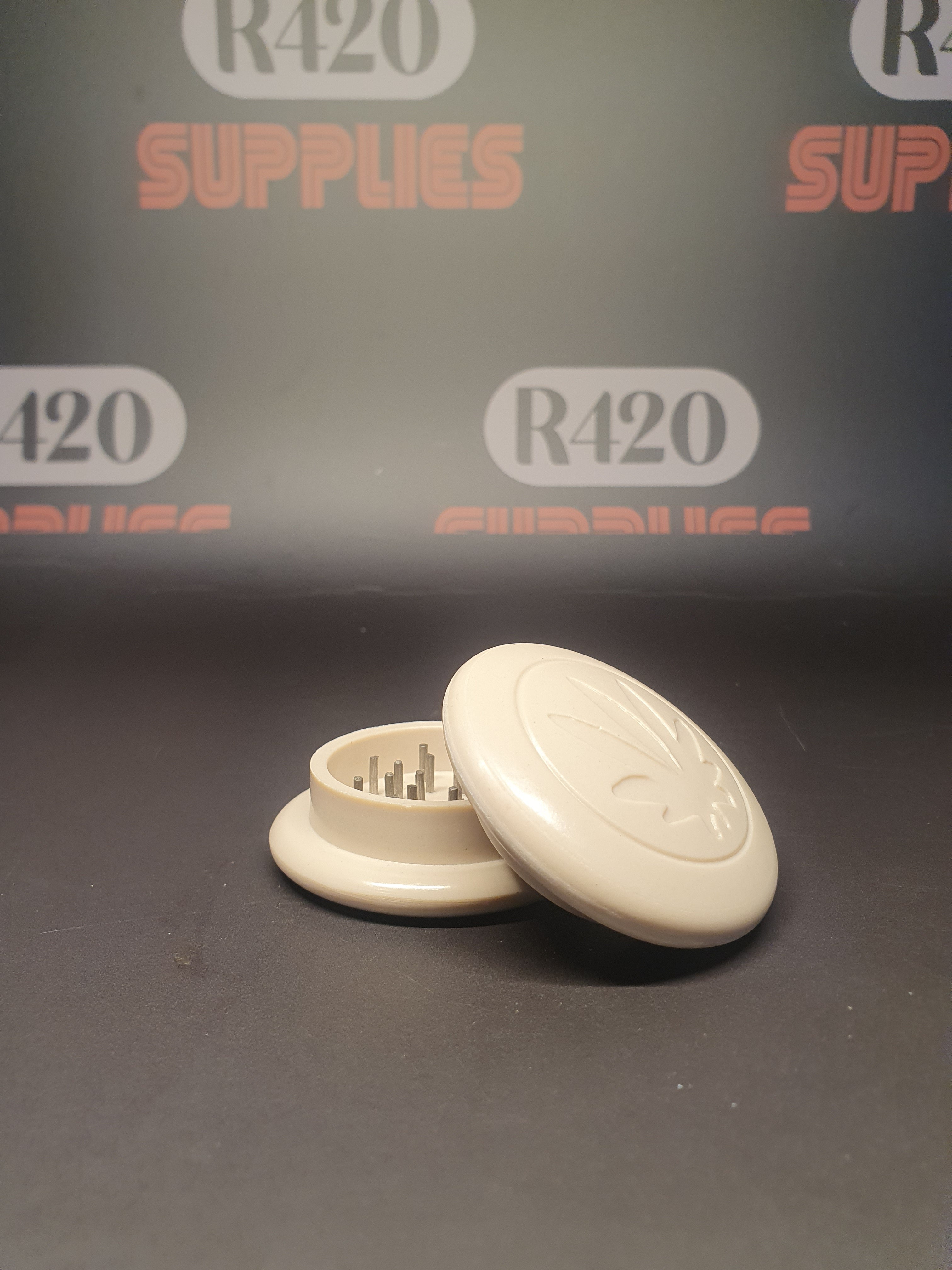 Two Piece Grinder with Metal Pins - 58mm