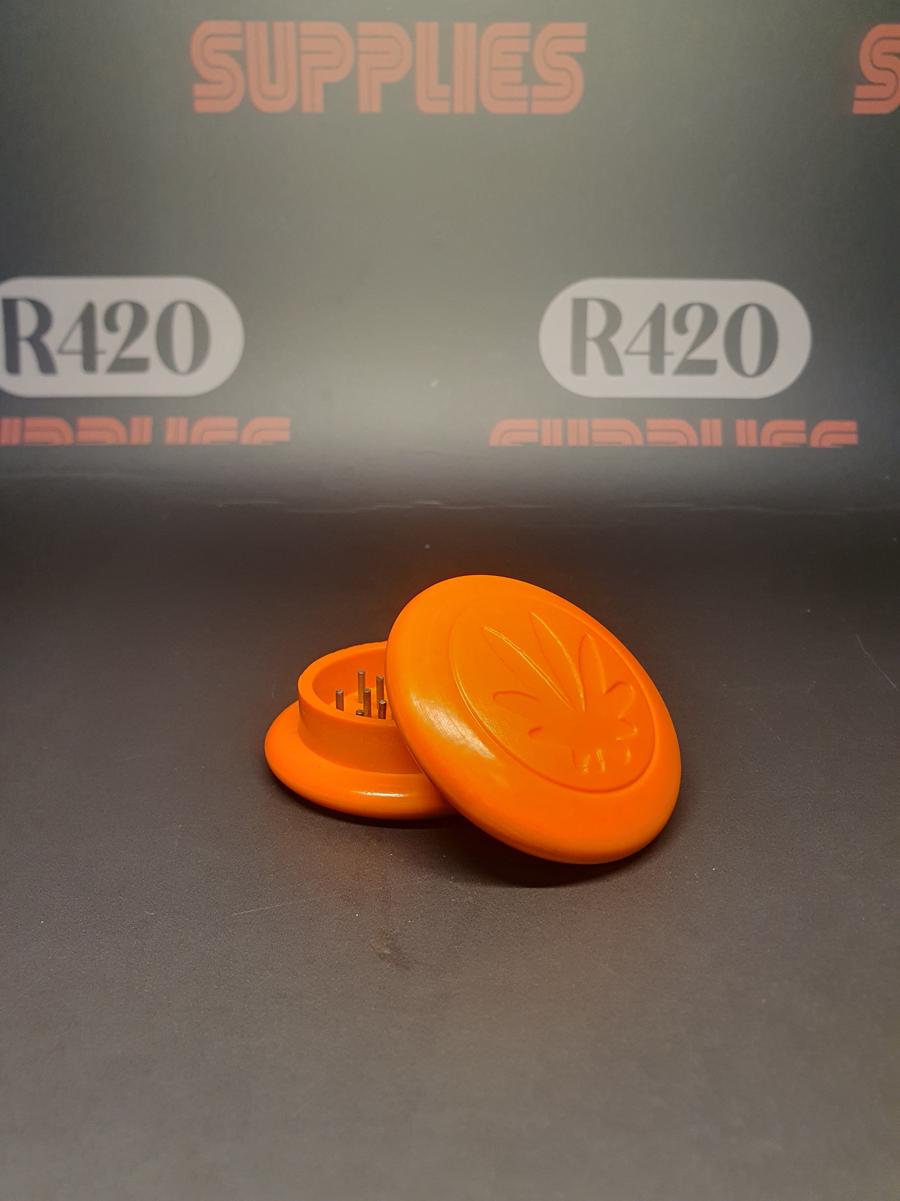 Two Piece Grinder with Metal Pins - 58mm