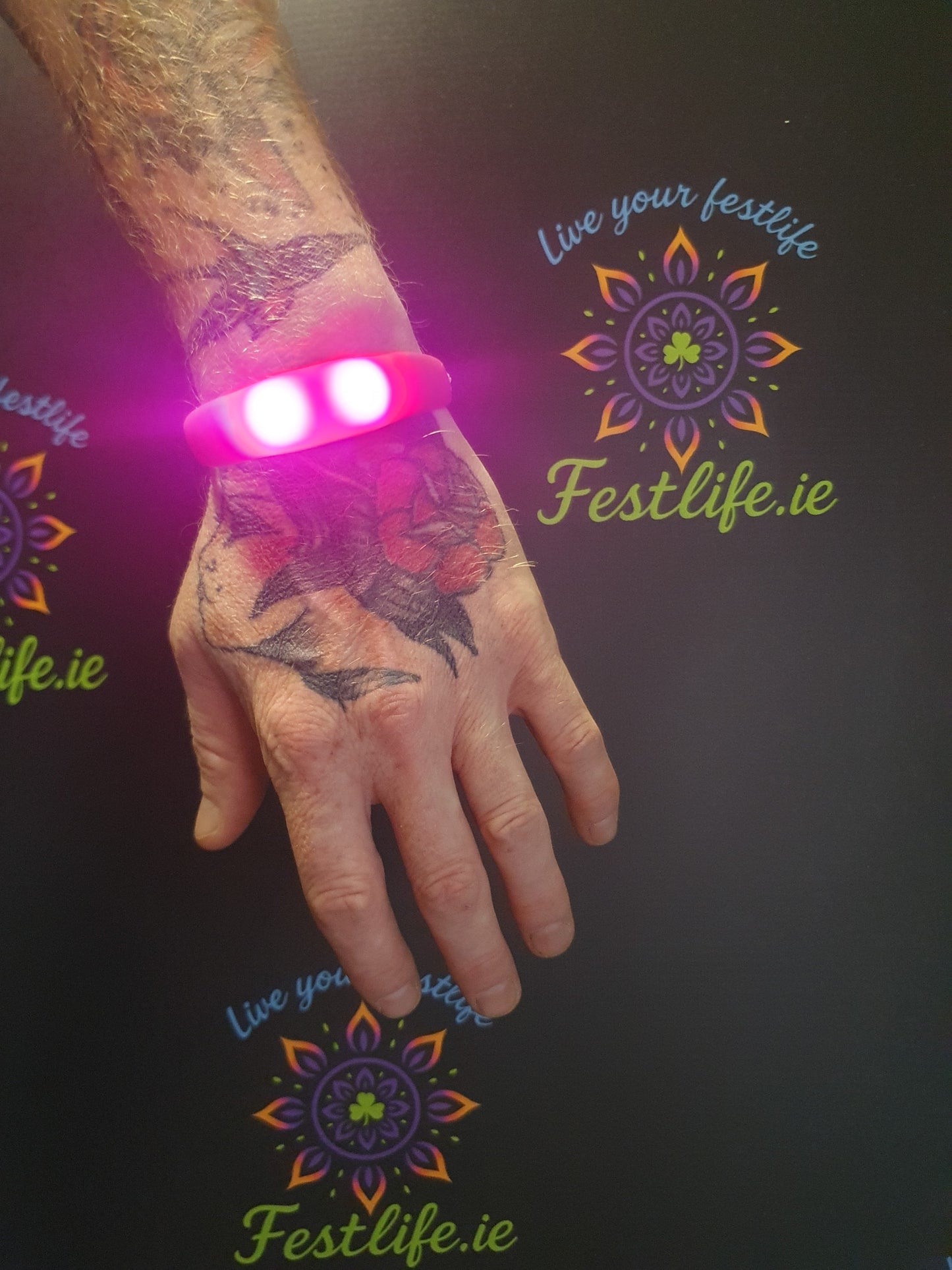 Verlicht het! LED Festival Armbanden - 6 Kleuren