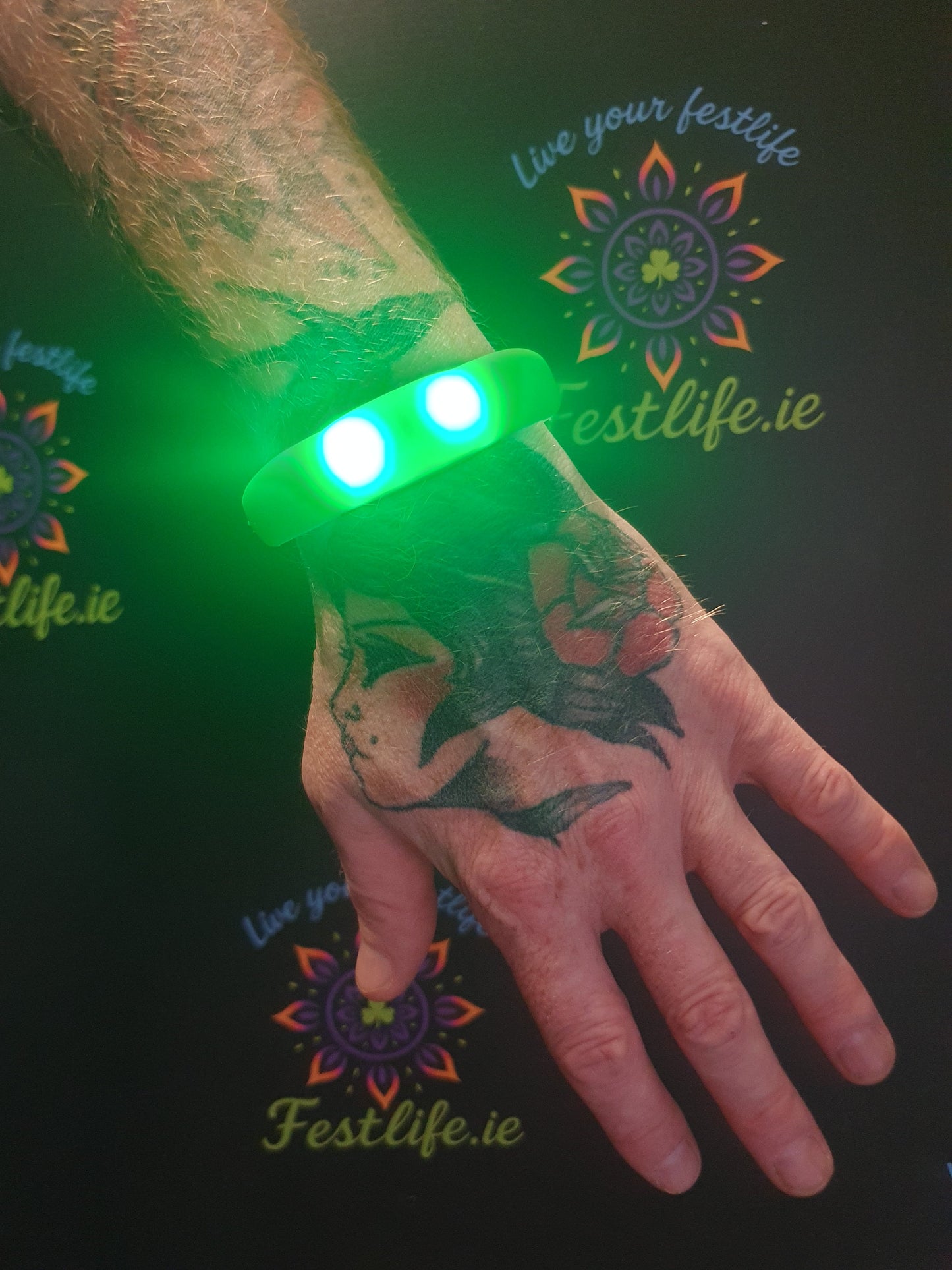 Verlicht het! LED Festival Armbanden - 6 Kleuren