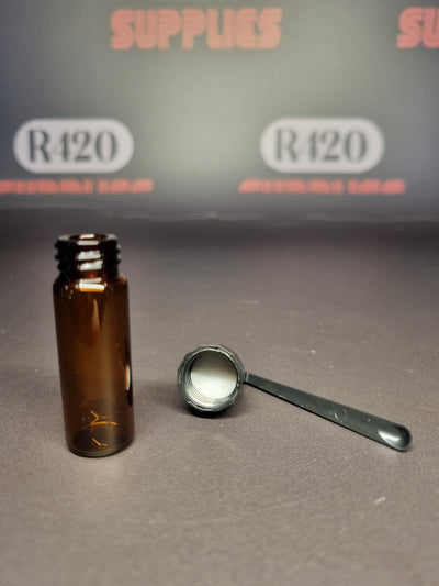 Kleine glazen injectieflacon met schroefdop en lepel