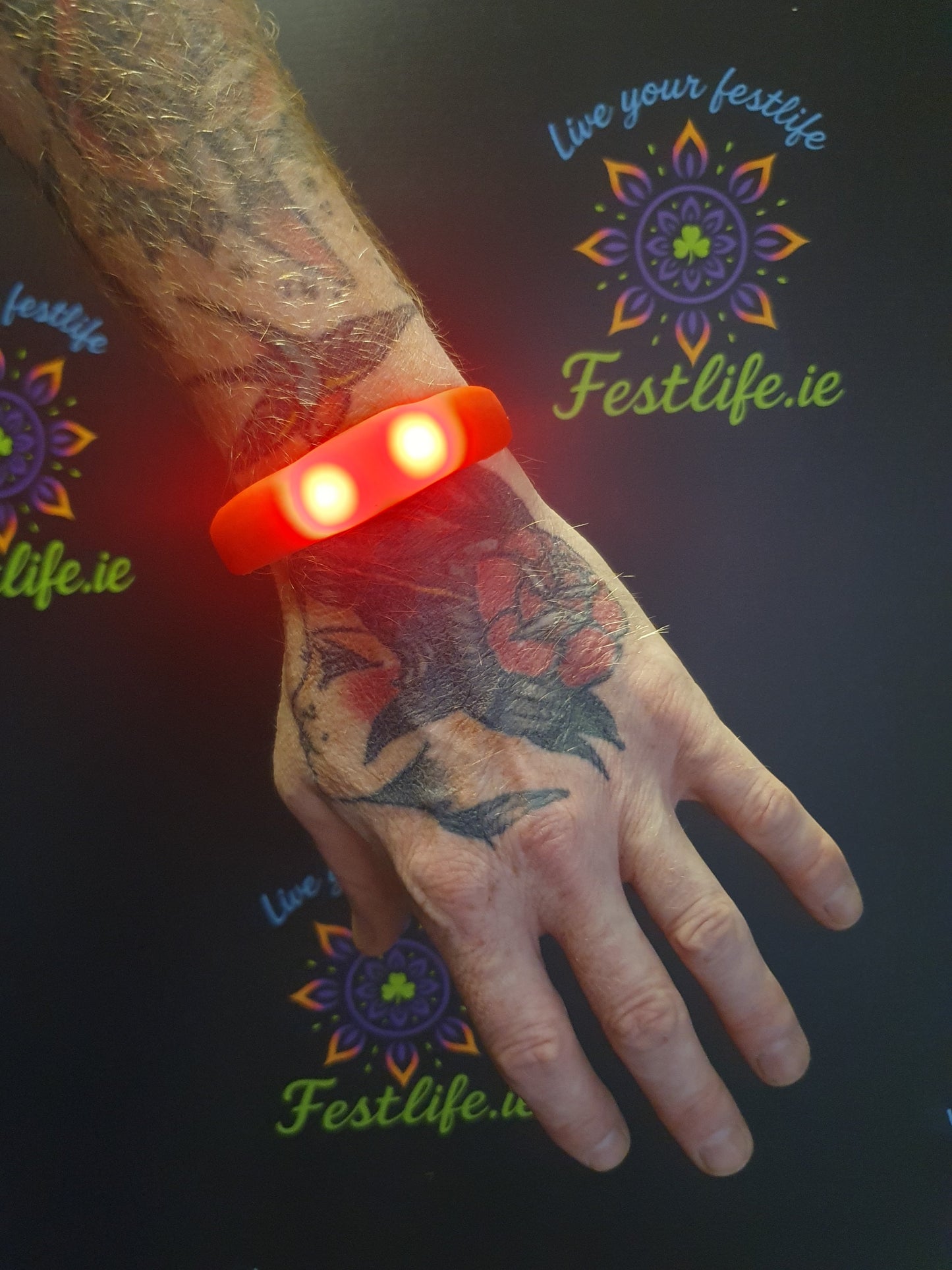 Verlicht het! LED Festival Armbanden - 6 Kleuren